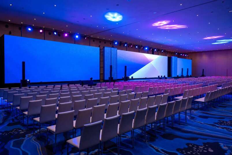 W Barcelona's Great Rooms opened up in plenary mode with 2.6 mm LED