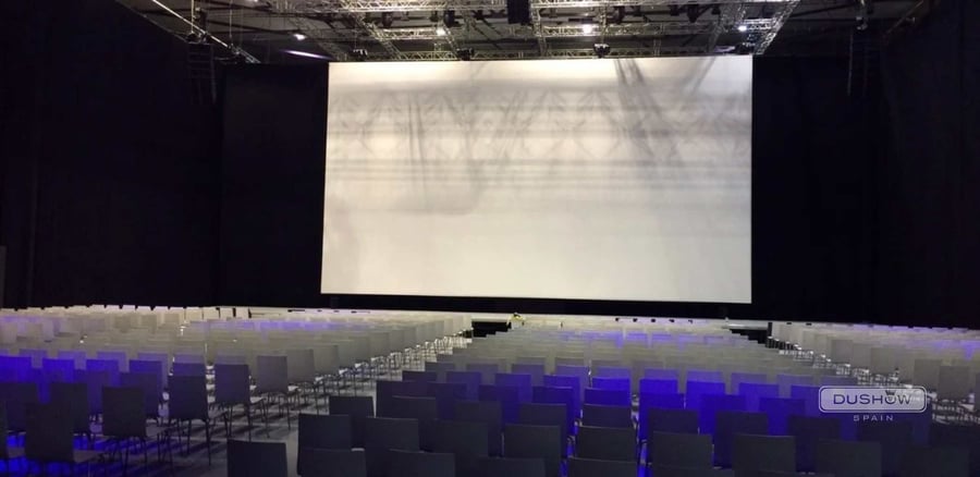 Diferencias entre proyección frontal y proyección trasera: ¿Cuál es mejor para tu evento?