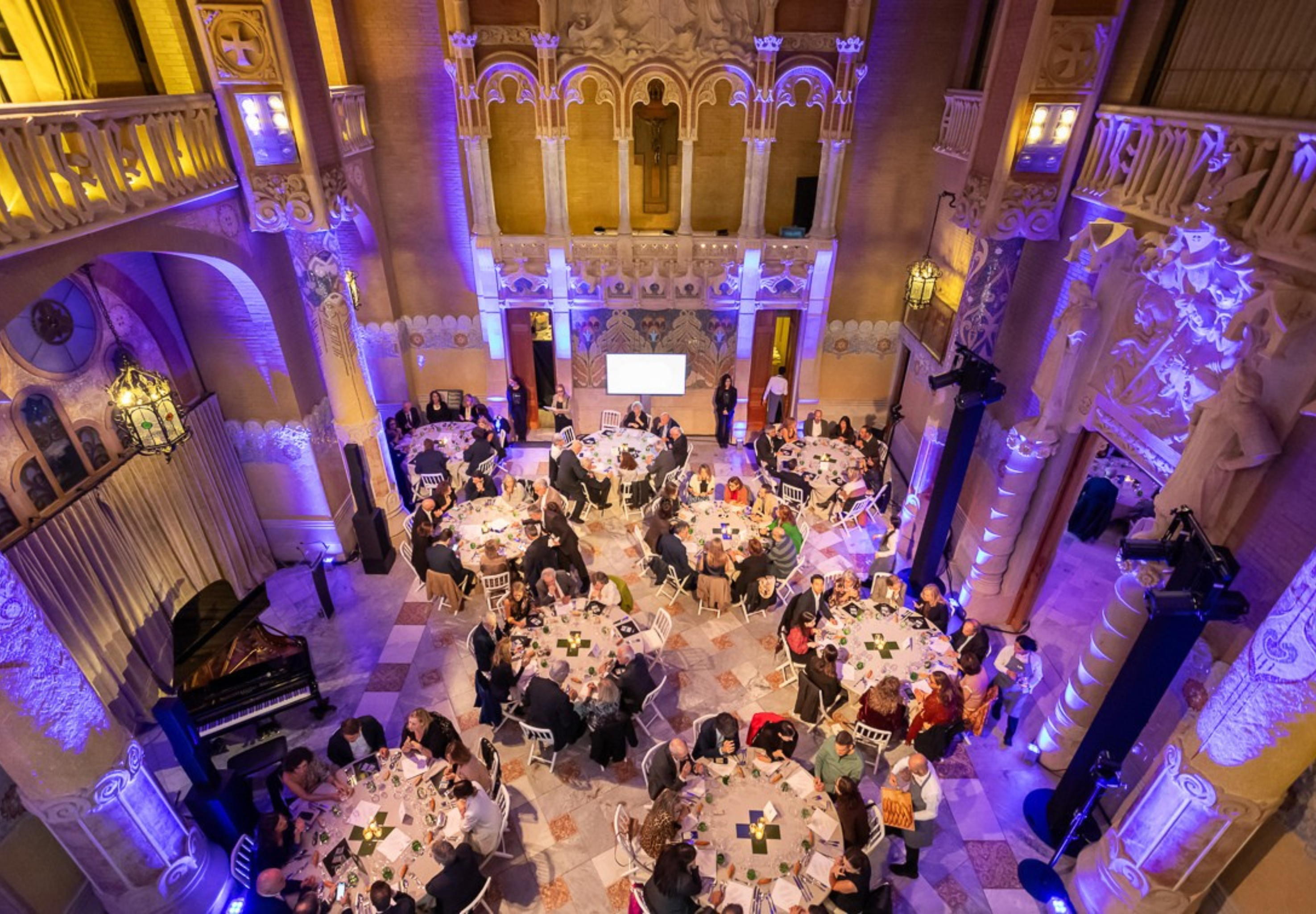 Top view of the tables and warm lighting atmosphere at La Nit d’Ulls del Món