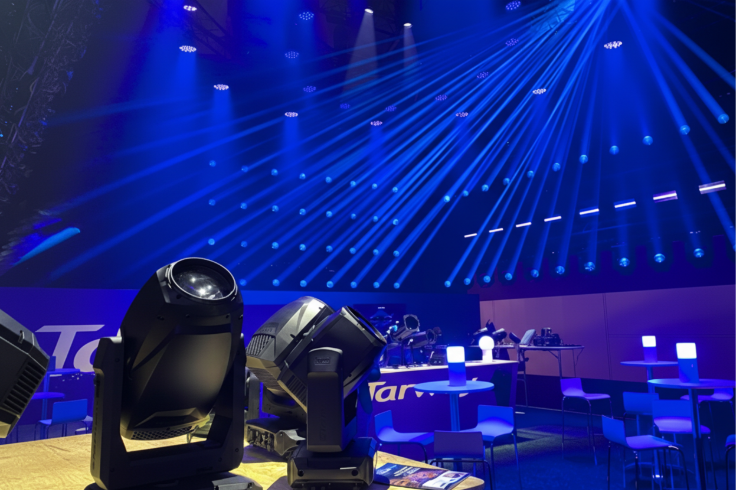 Luminarias Starway en demostración en el stand de ISE 2026